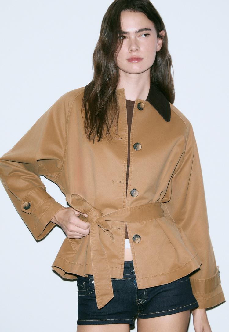 trench corto incerato con cintura