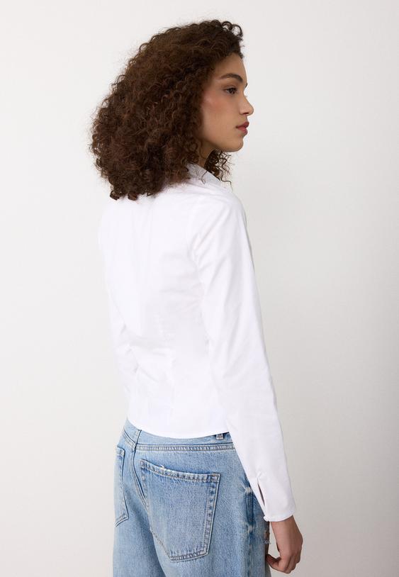 camisa ajustada bajo pecho