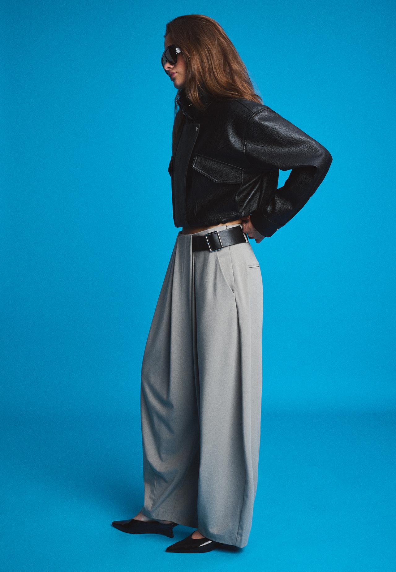 Smart trousers with belt and darts — Grey