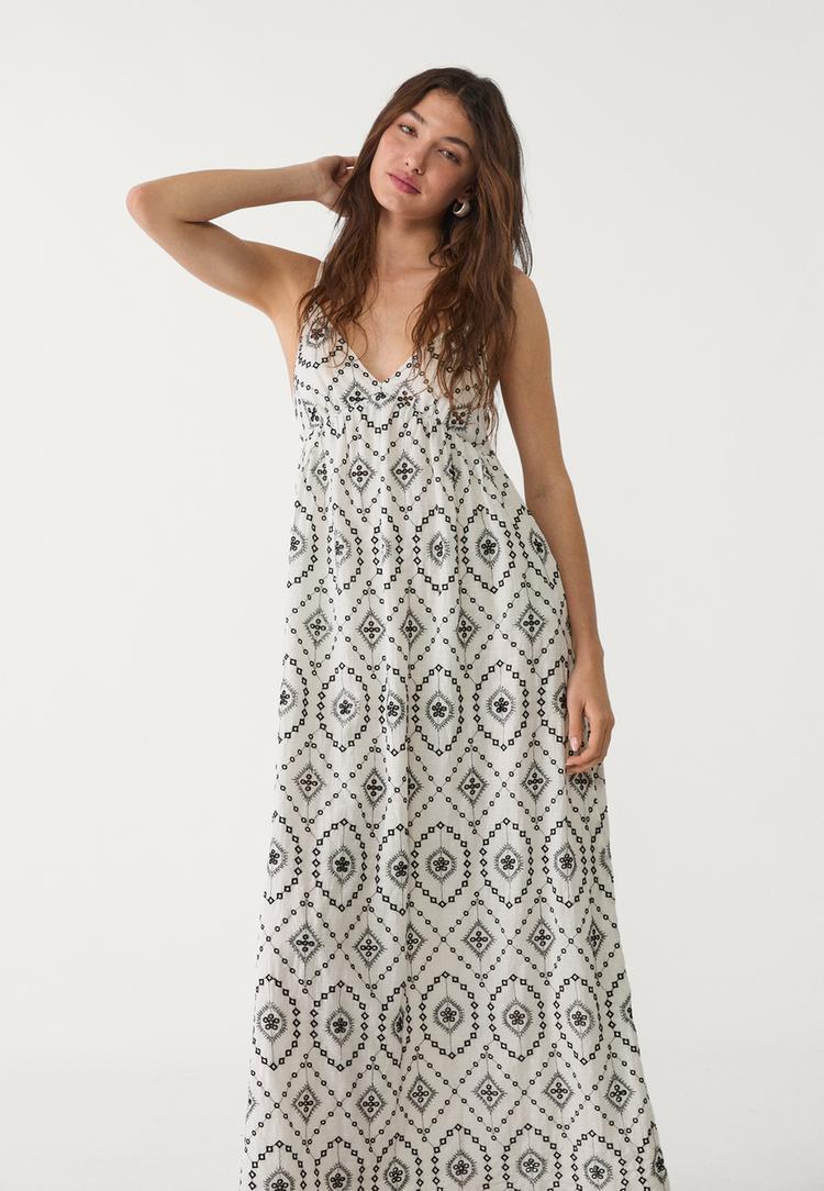 vestido largo fluido bordados