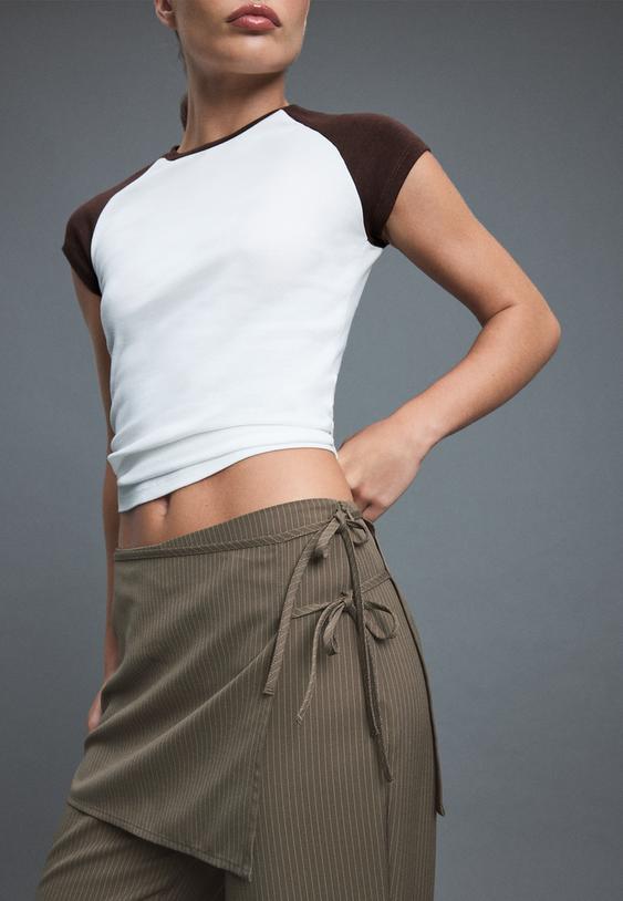Prugaste Pantalone Ravnog Kroja Sa Preklopom
