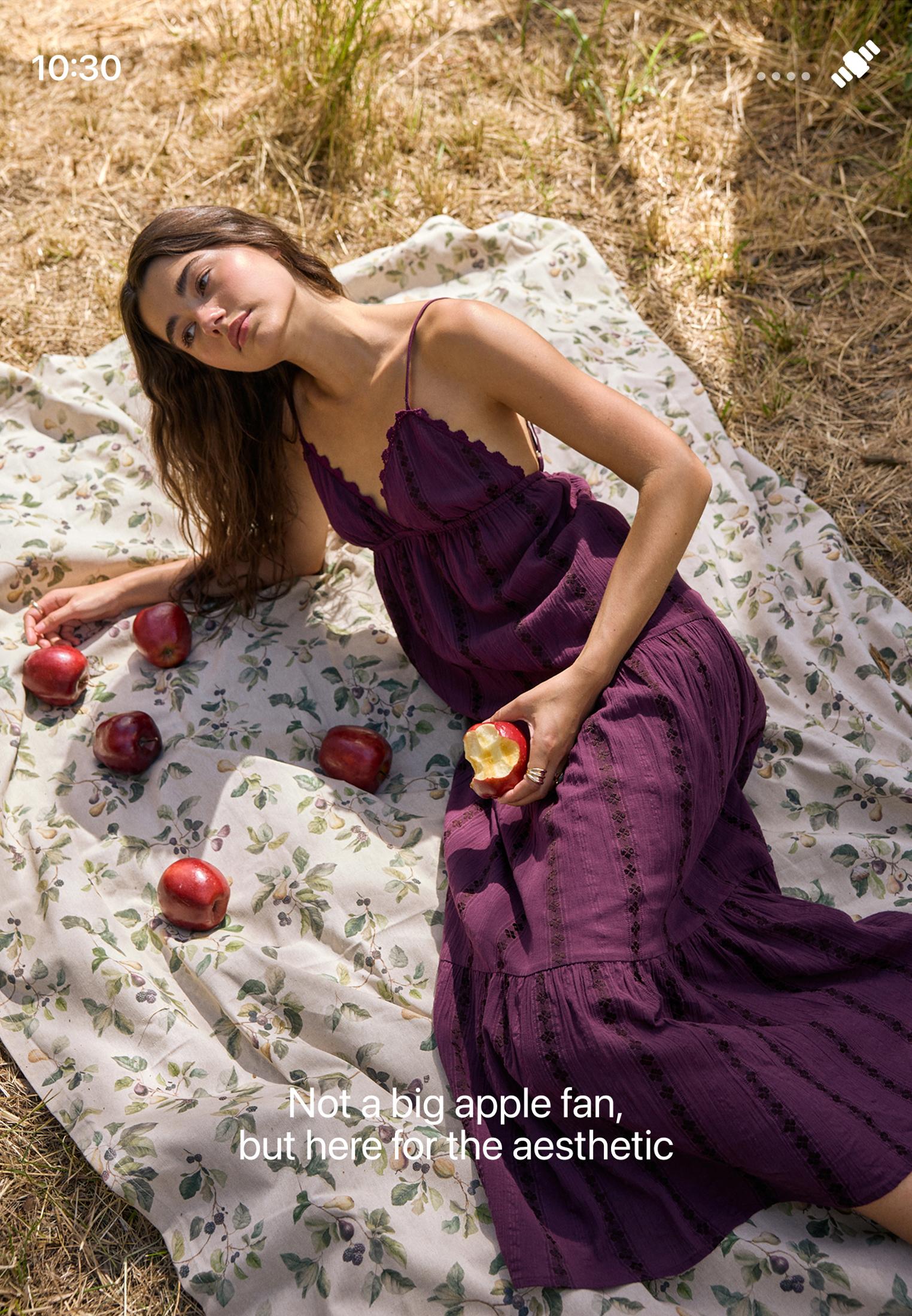 Long flowing dress with open back — Purple