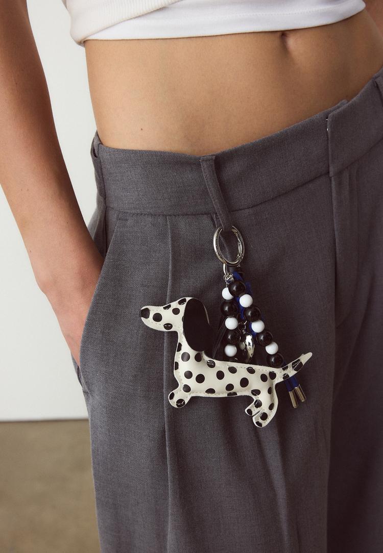 Stradivarius Μπρελόκ Με Γούρι Σκύλο Πουά Λευκό Os φωτογραφία