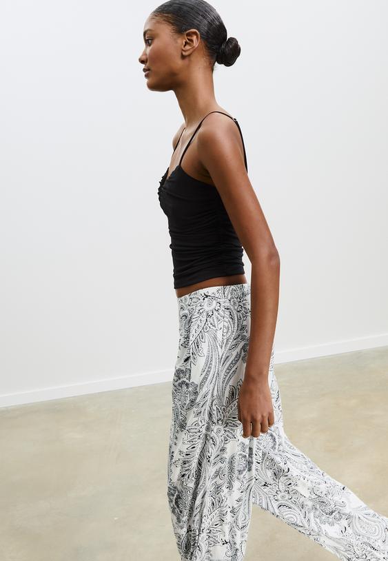 flieende-palazzohose-mit-print