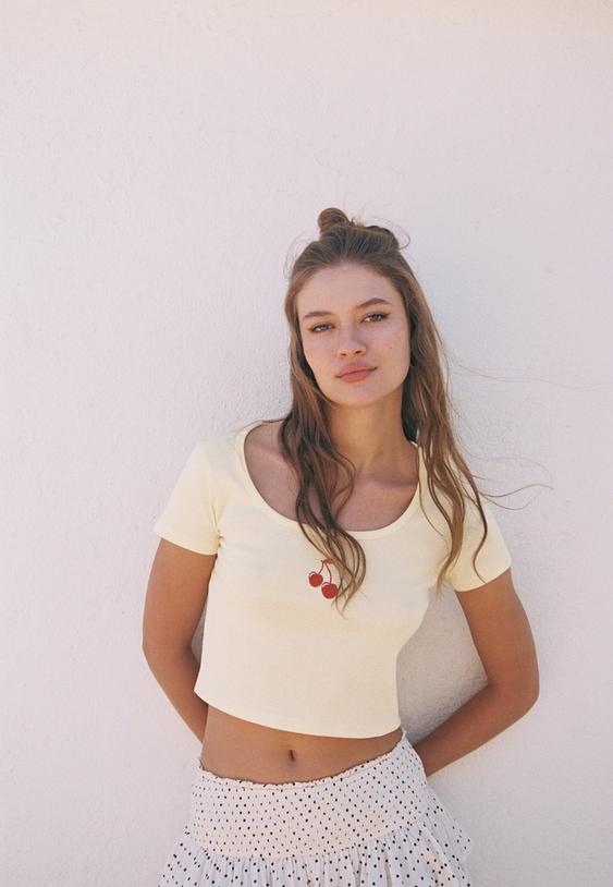 camiseta crop estampado