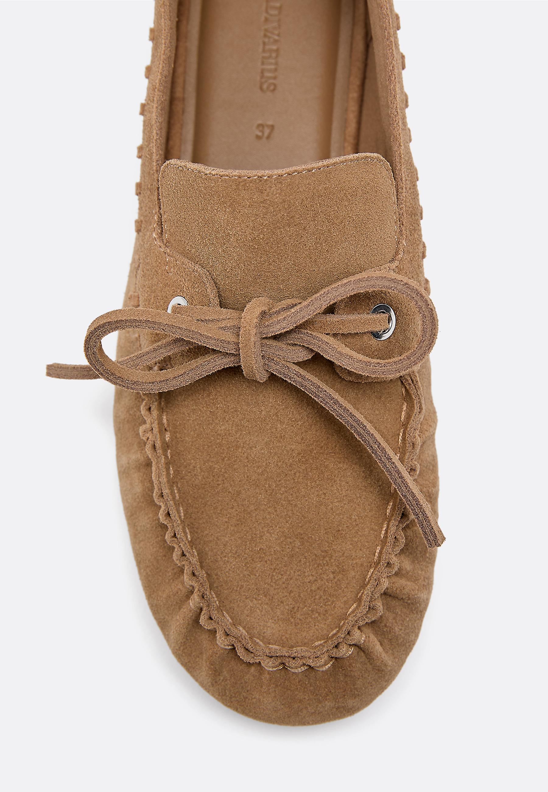 Leather boat shoes with bow — BEIGE