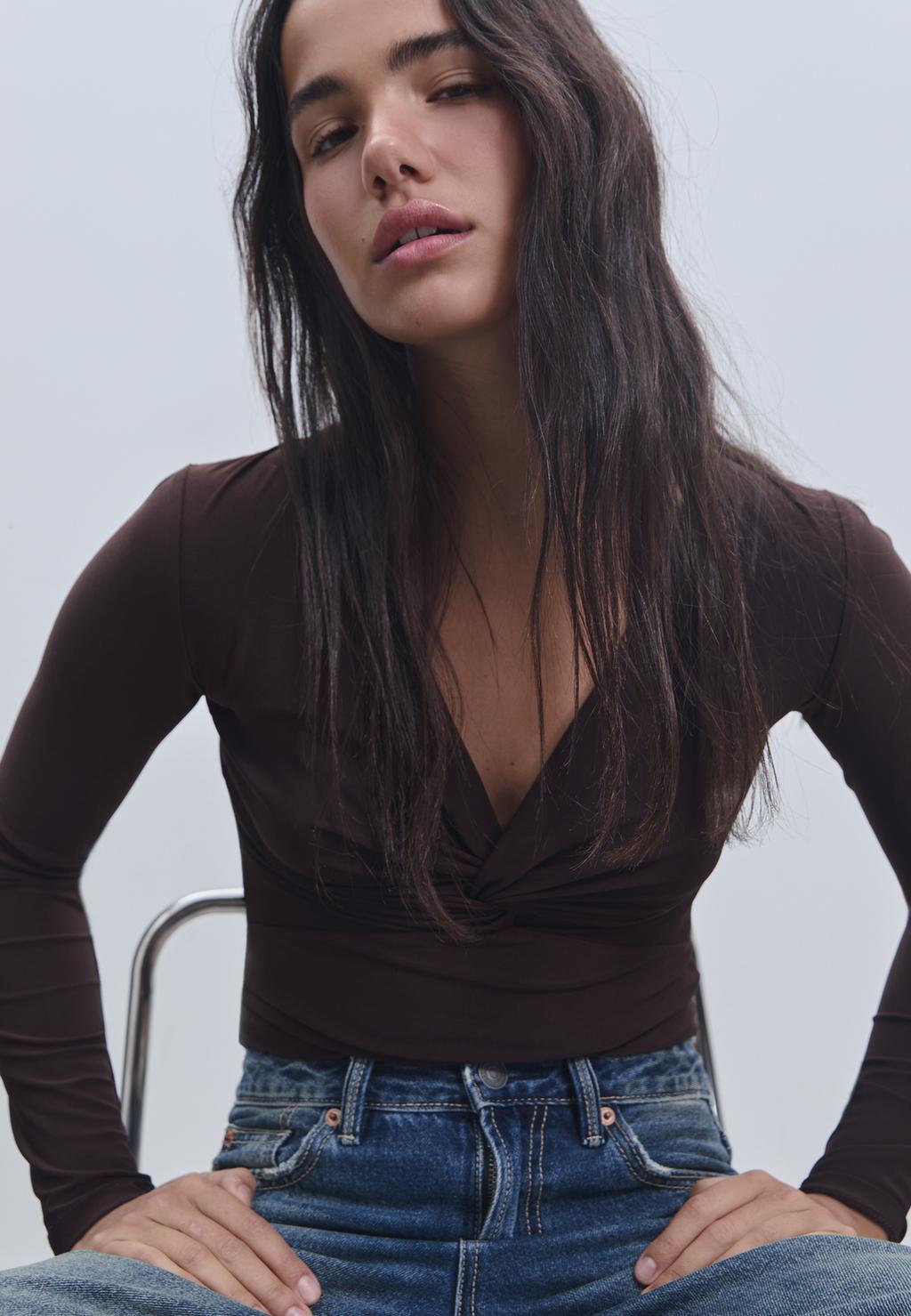 T-shirt with knotted neckline