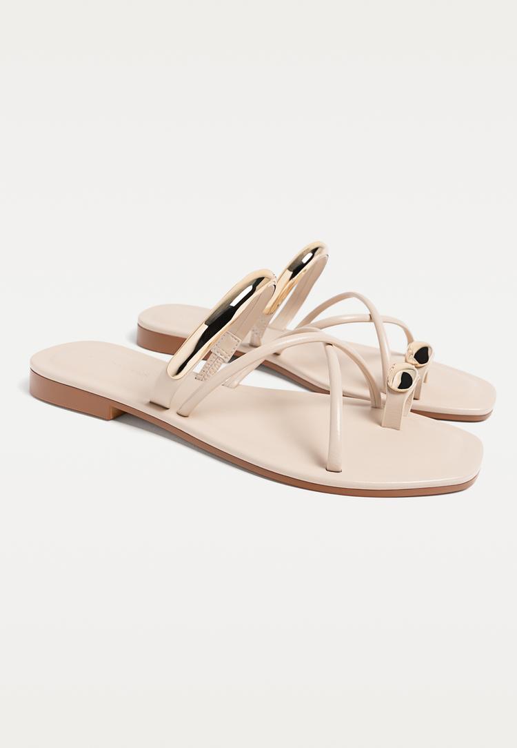 sandalias planas detalle metalico