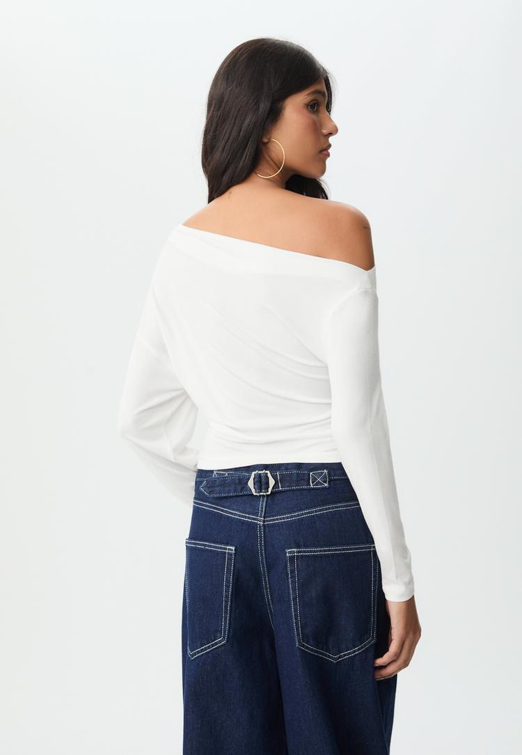 camiseta cuello asimetrico