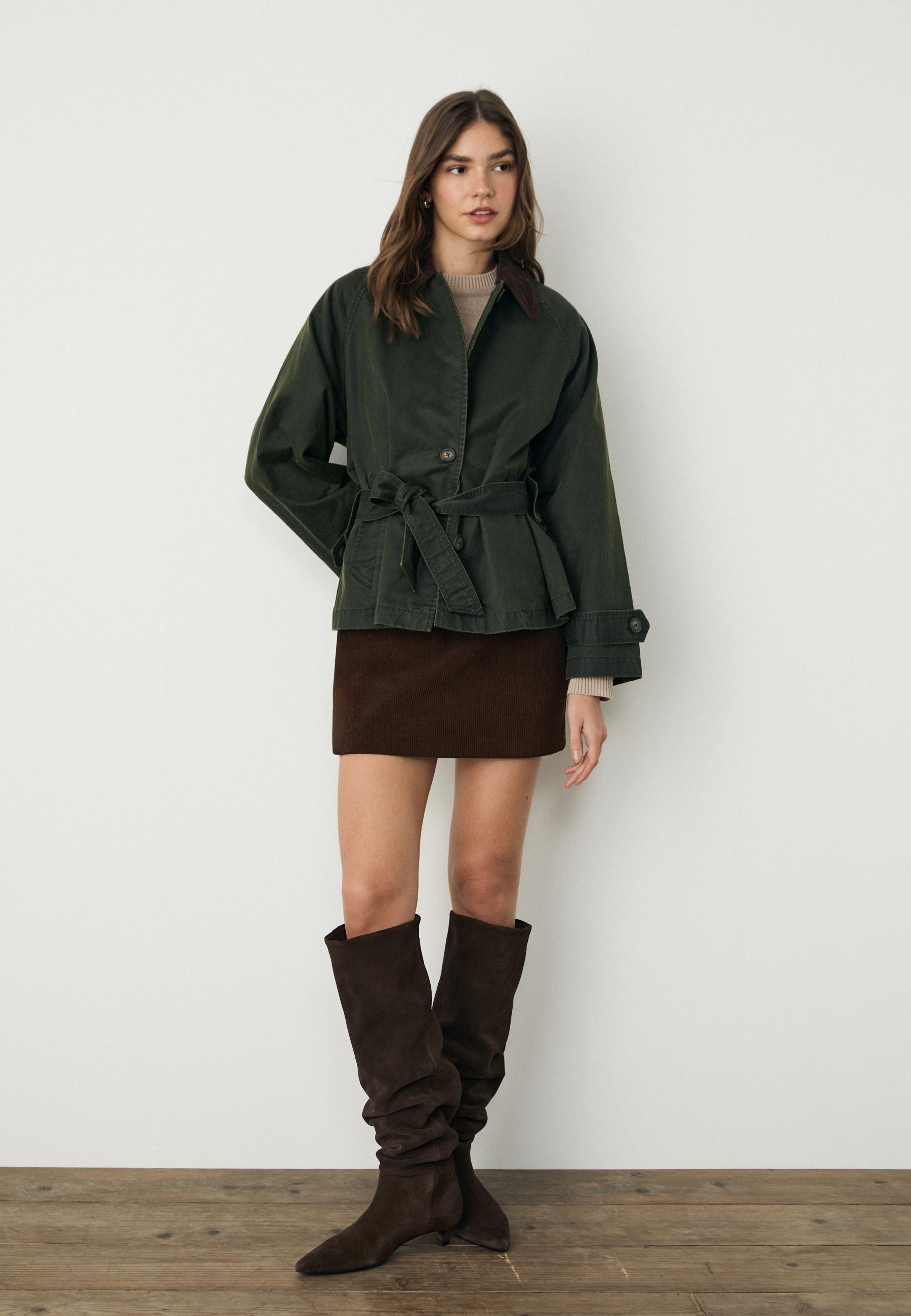VIVAMUS ダークグリーン ショートジャケット Short waxed trench coat with belt - Women's fashion | Stradivarius