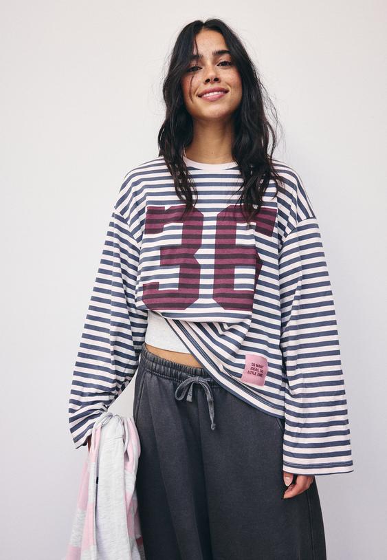 gestreiftes-langarmshirt-mit-print