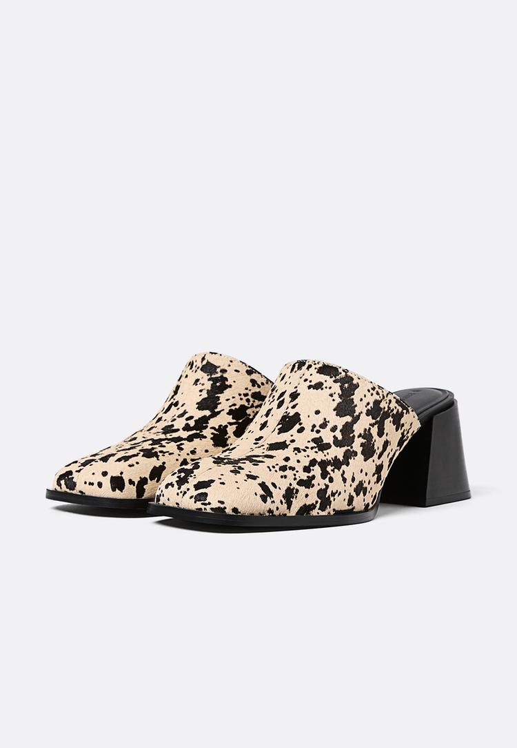 zuecos tacon animal print pelo