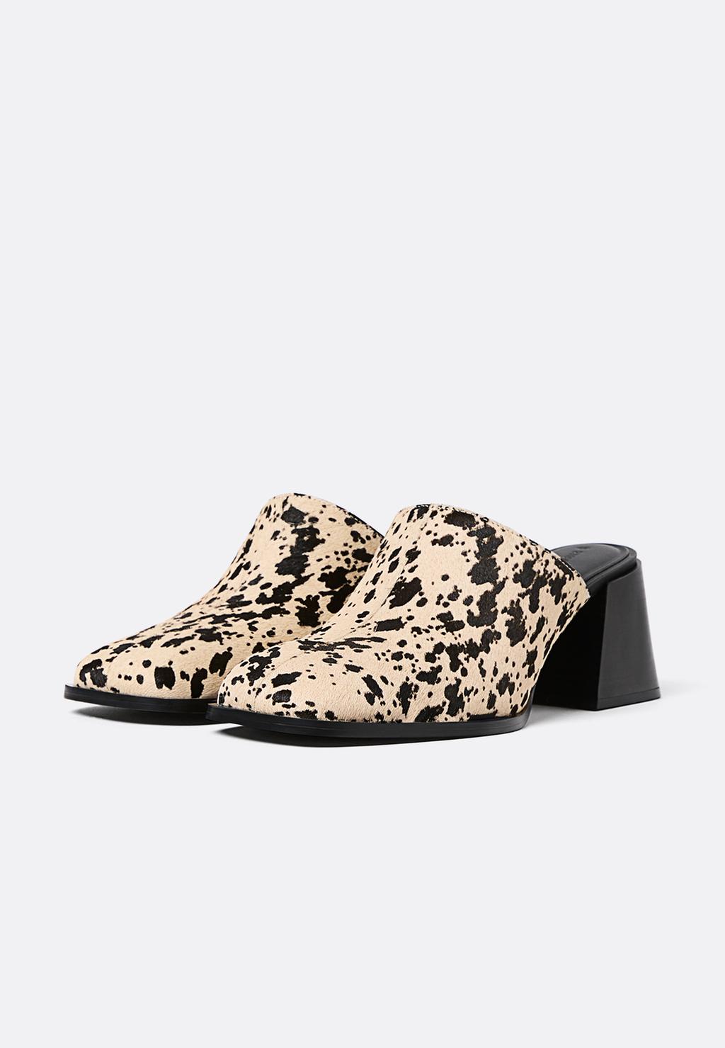 Animalprint-Pantoletten mit Absatz und Fell