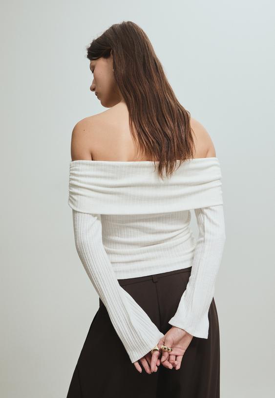 geruschtes-stricktshirt-mit-cutouts-an-den-schultern