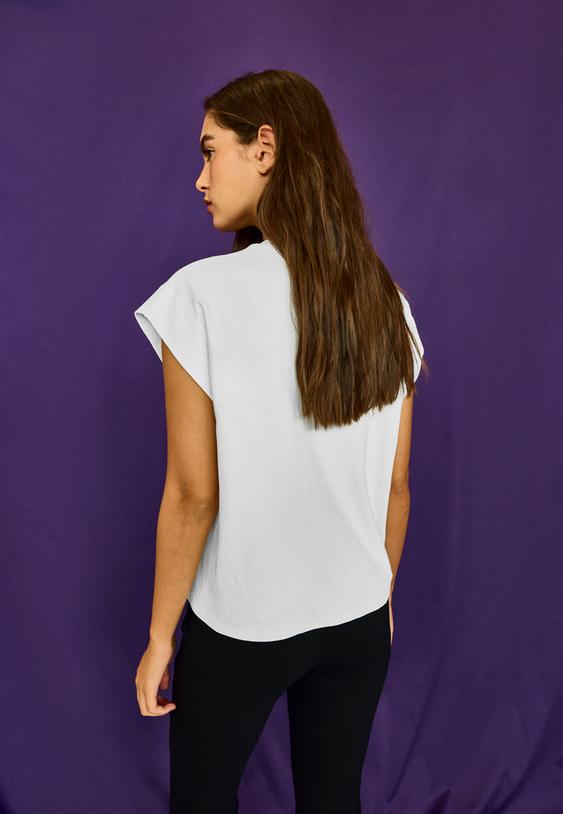b06-basictshirt-mit-uberschnittenen-armeln