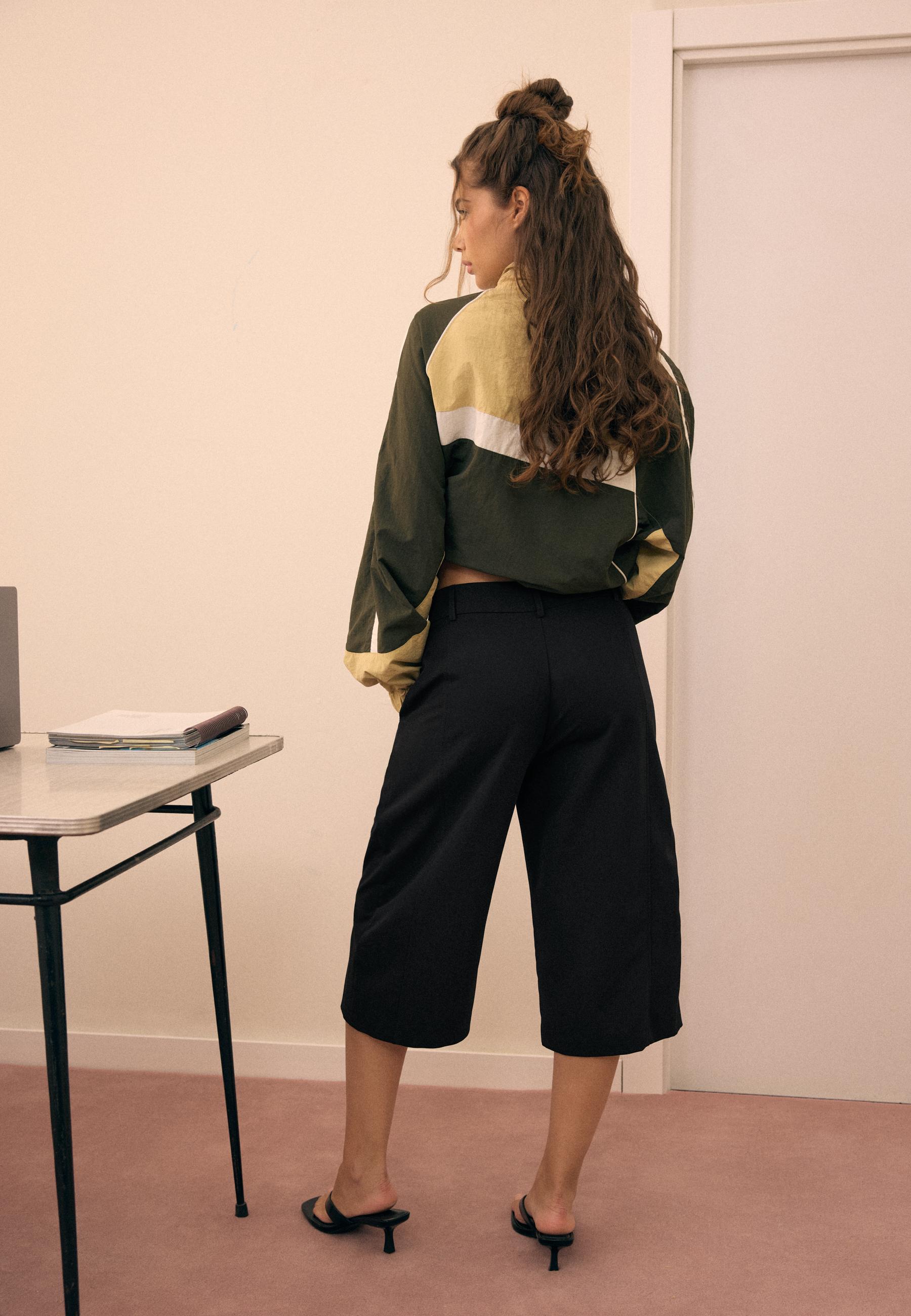 Crossed-waist smart Bermuda shorts — Black