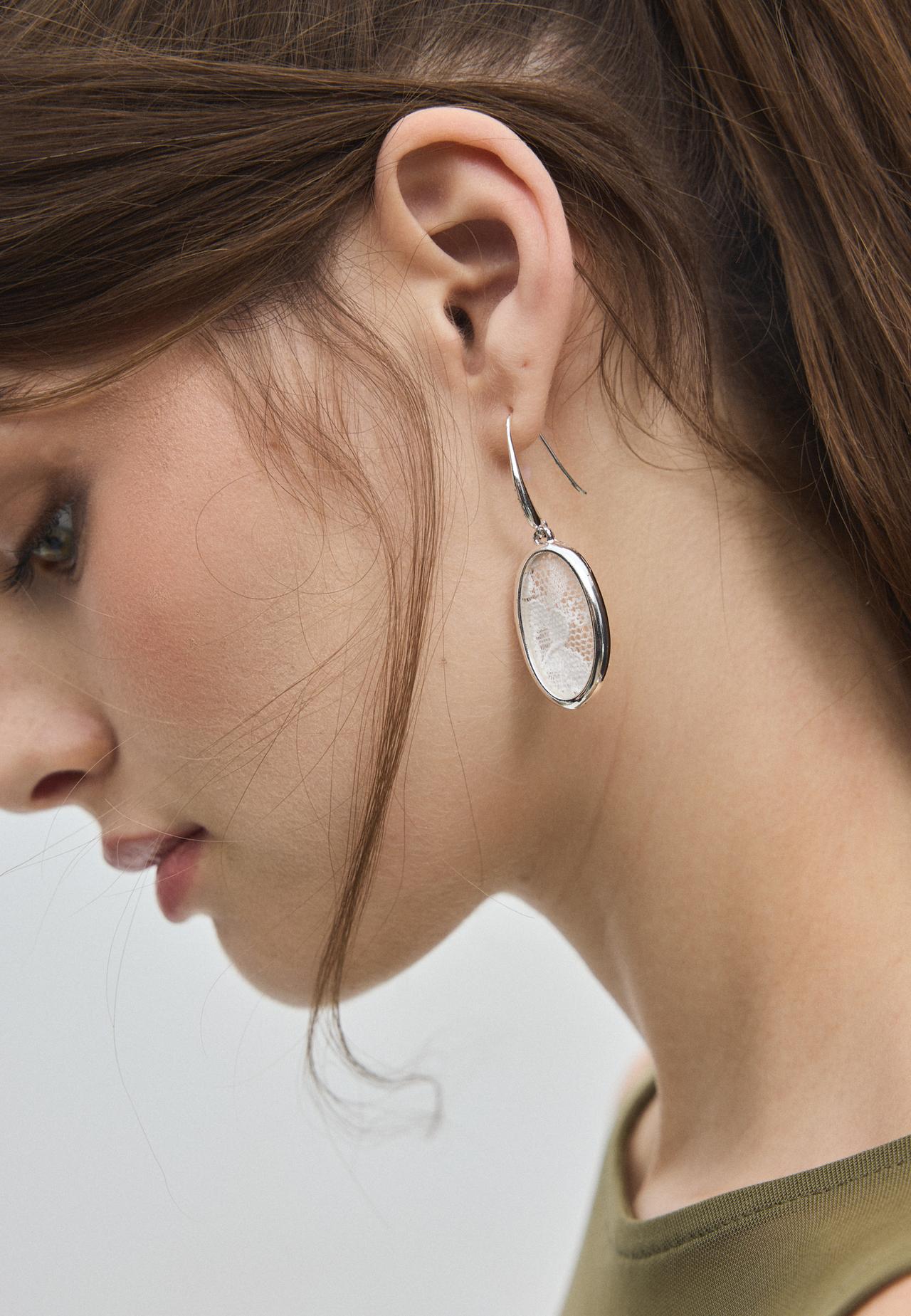Oval lace dangle earrings — Grey