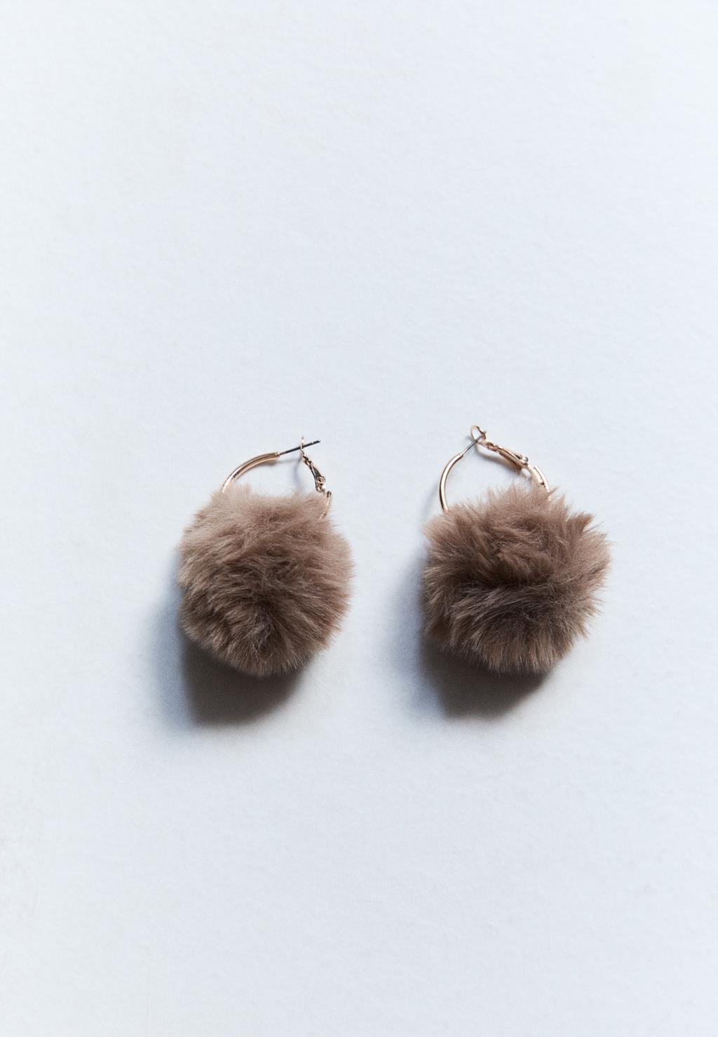 Mini-Kreolen mit Pompon aus Kunstfell