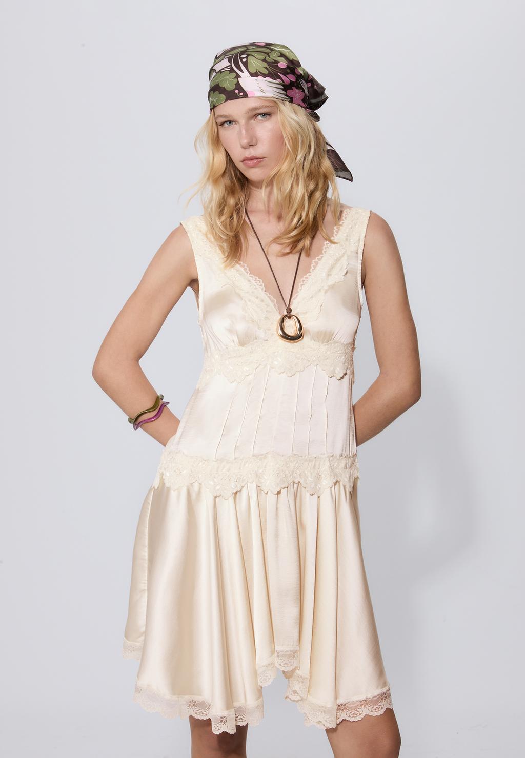 Kurzes Unterkleid mit Spitze
