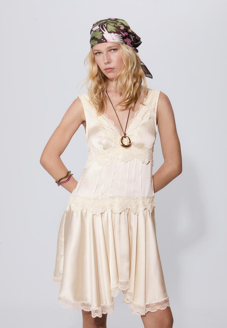 vestido lencero corto encaje