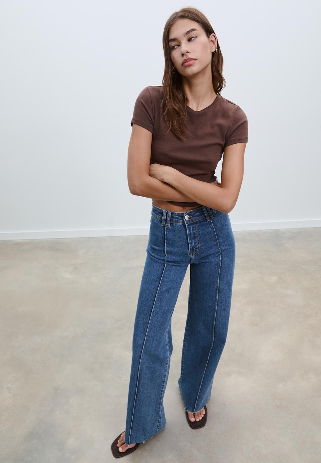 Minimalistische Jeans mit Ziernähten