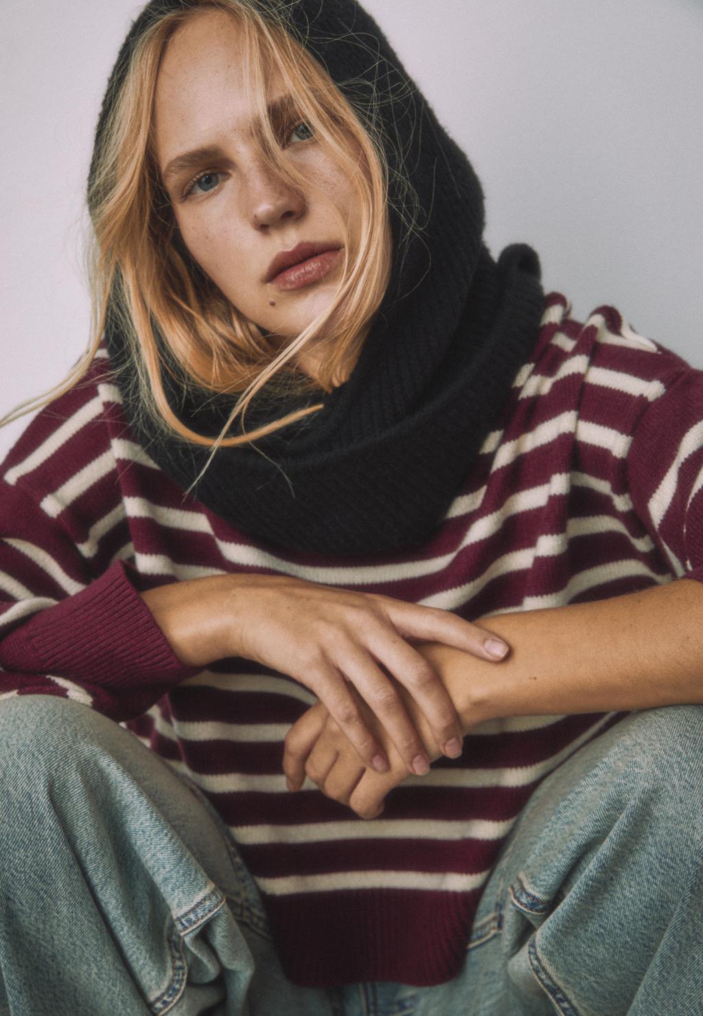 Ριγέ κοντό πλεκτό πουλόβερ