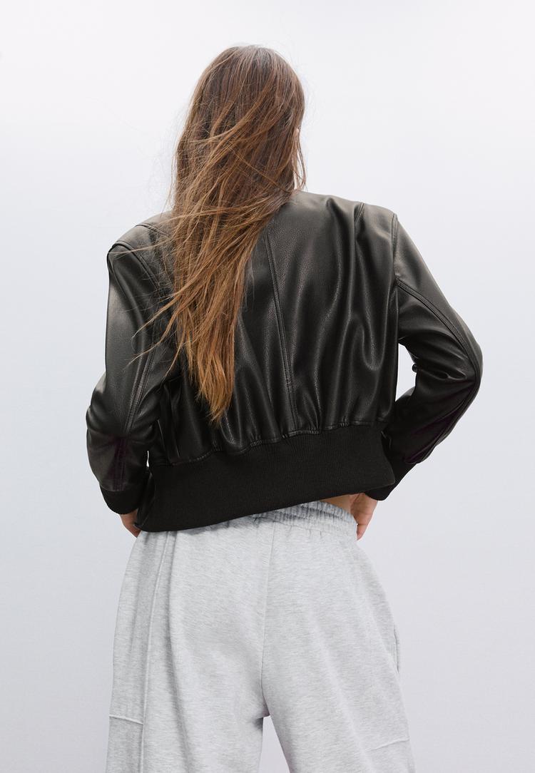 cazadora bomber efecto piel hombreras