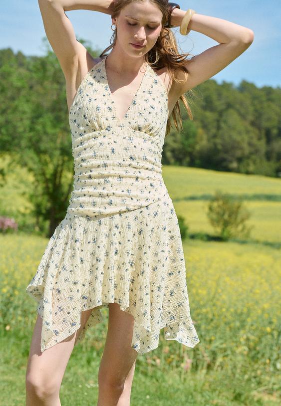 vestido curto com saia de bicos