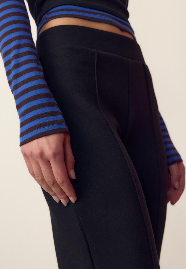 klokkende broek met zachte touch en naaddetail