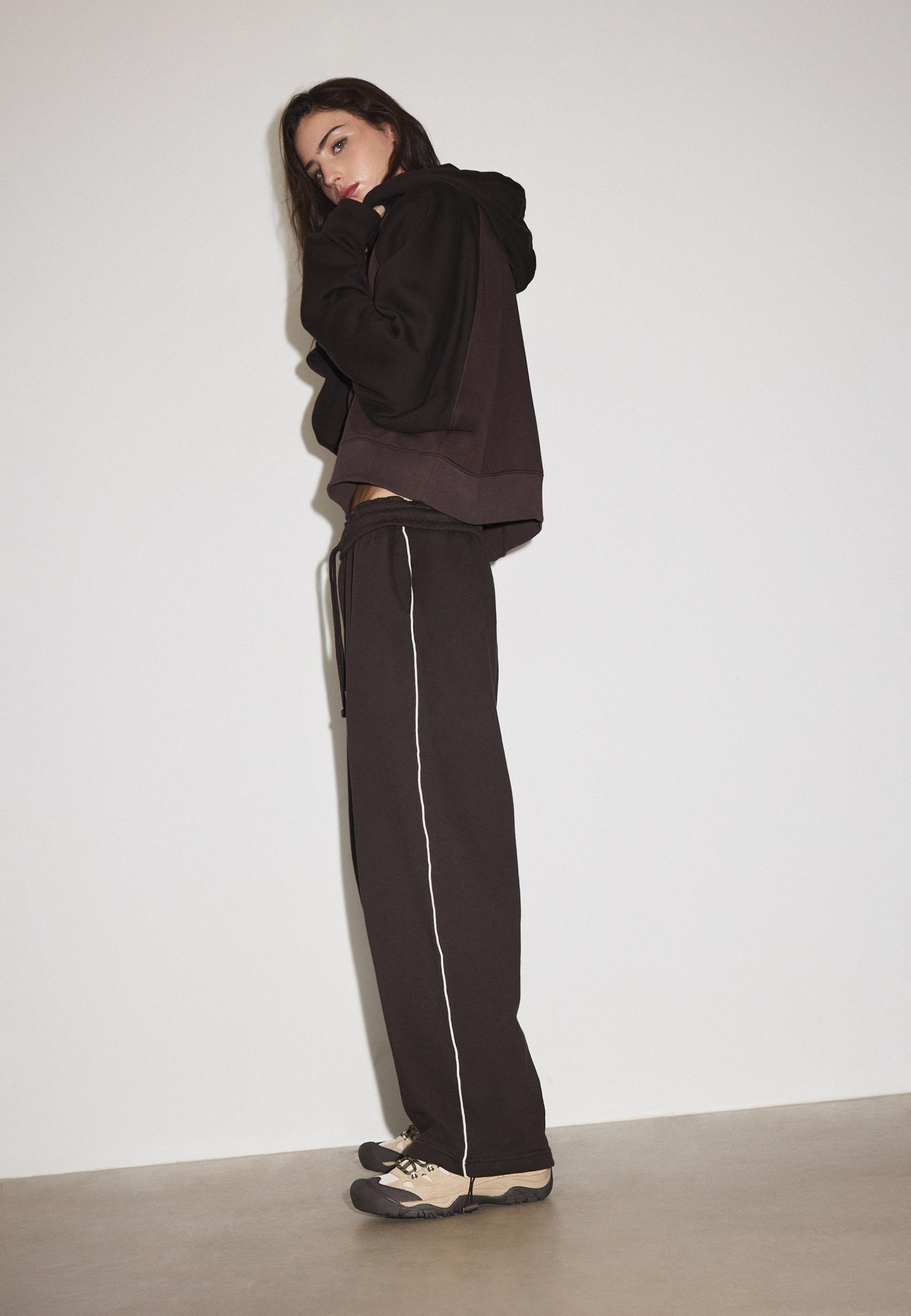 Plush joggers with piping and toggles — Brown
