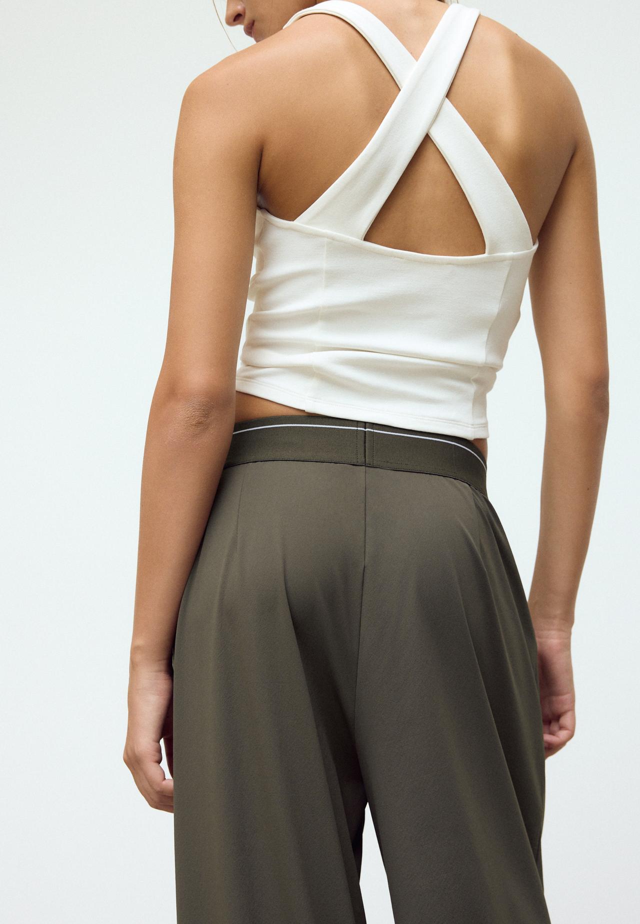 Light tech joggers with elasticated waistband — Brown