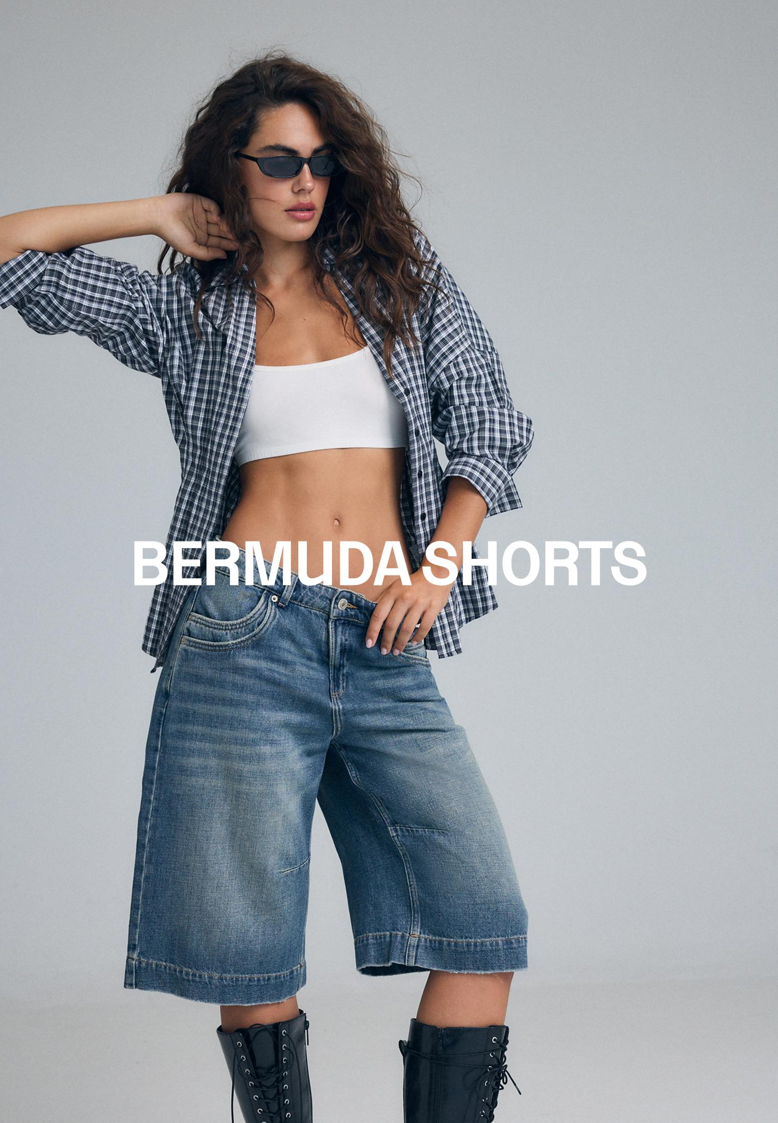 Wide-leg denim Bermuda shorts with maxi pockets — MEDIUM DENIM WASH