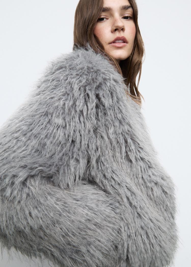 cazadora efecto pelo sin cuello