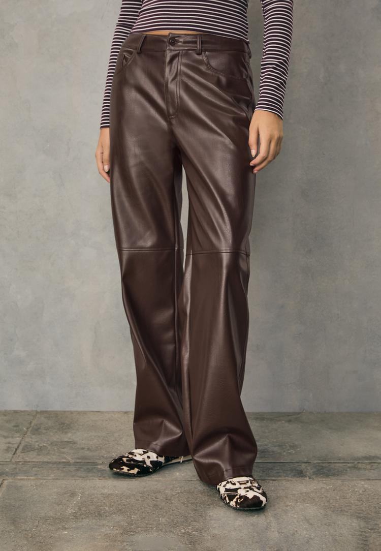 pantalon straight efecto piel textura
