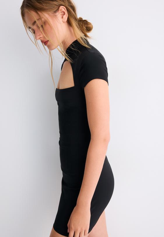 vestido entallado con cutout