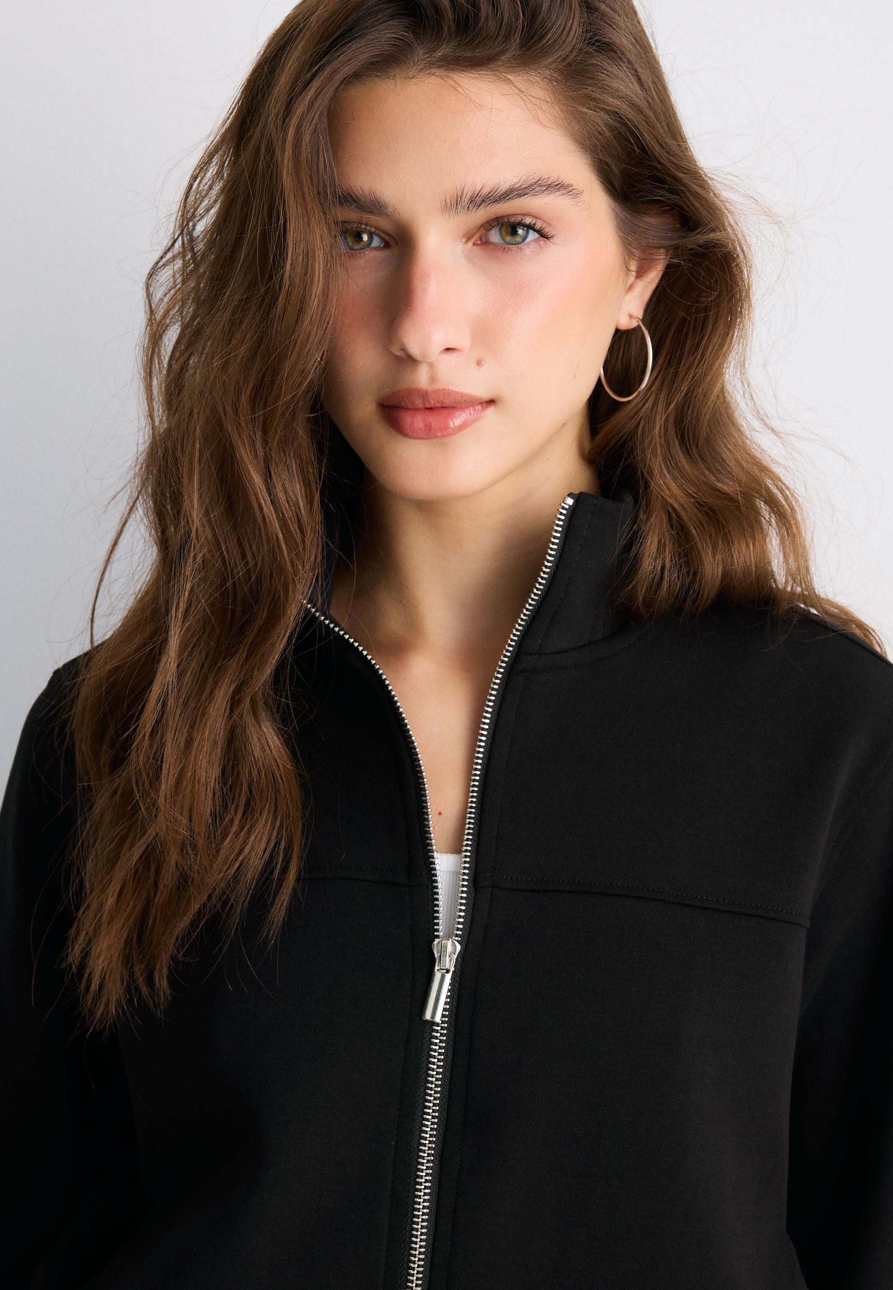 B09 Cropped High-Neck Zip-Up Sweatshirt — Black