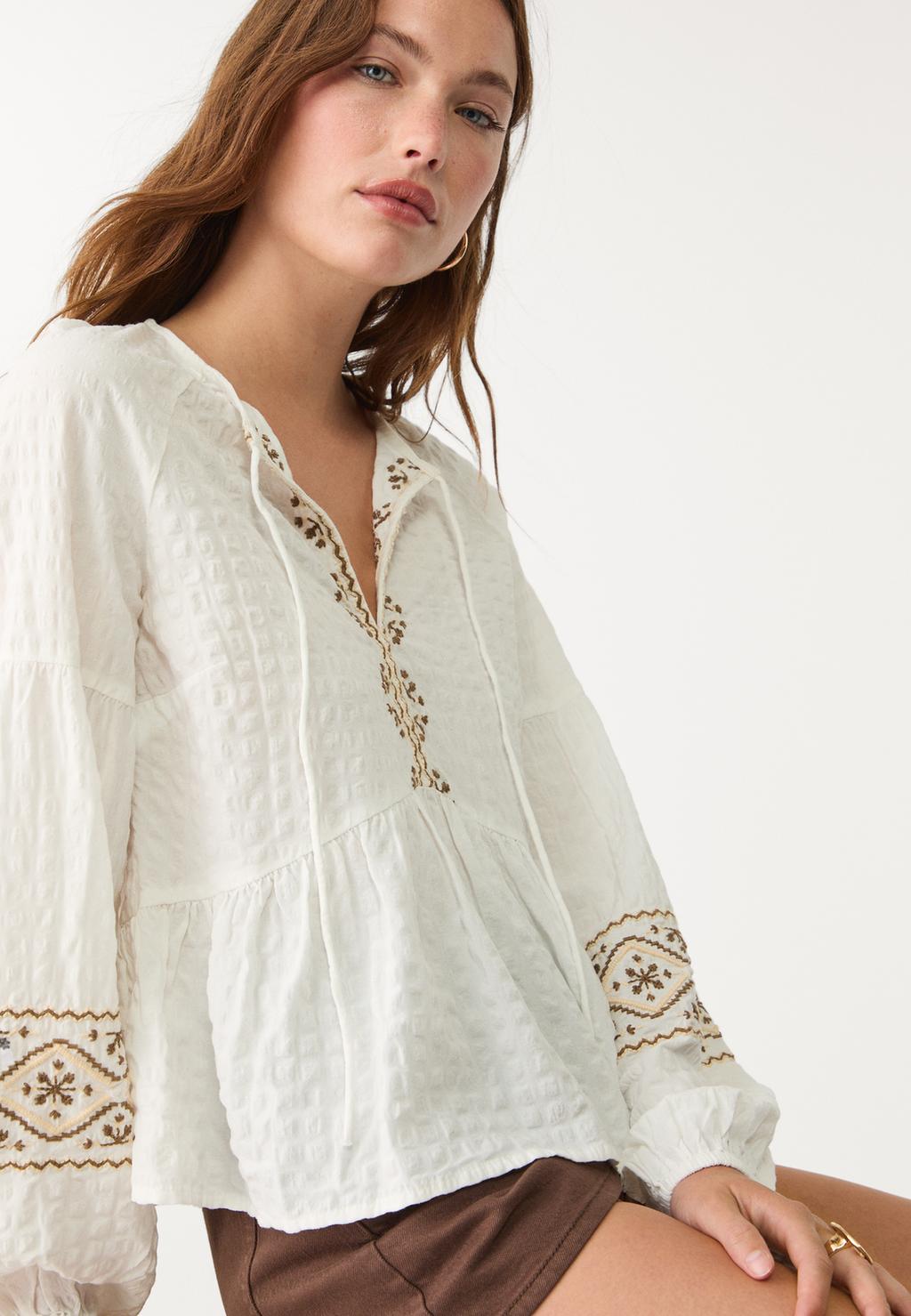 Blusa fluida con ricami