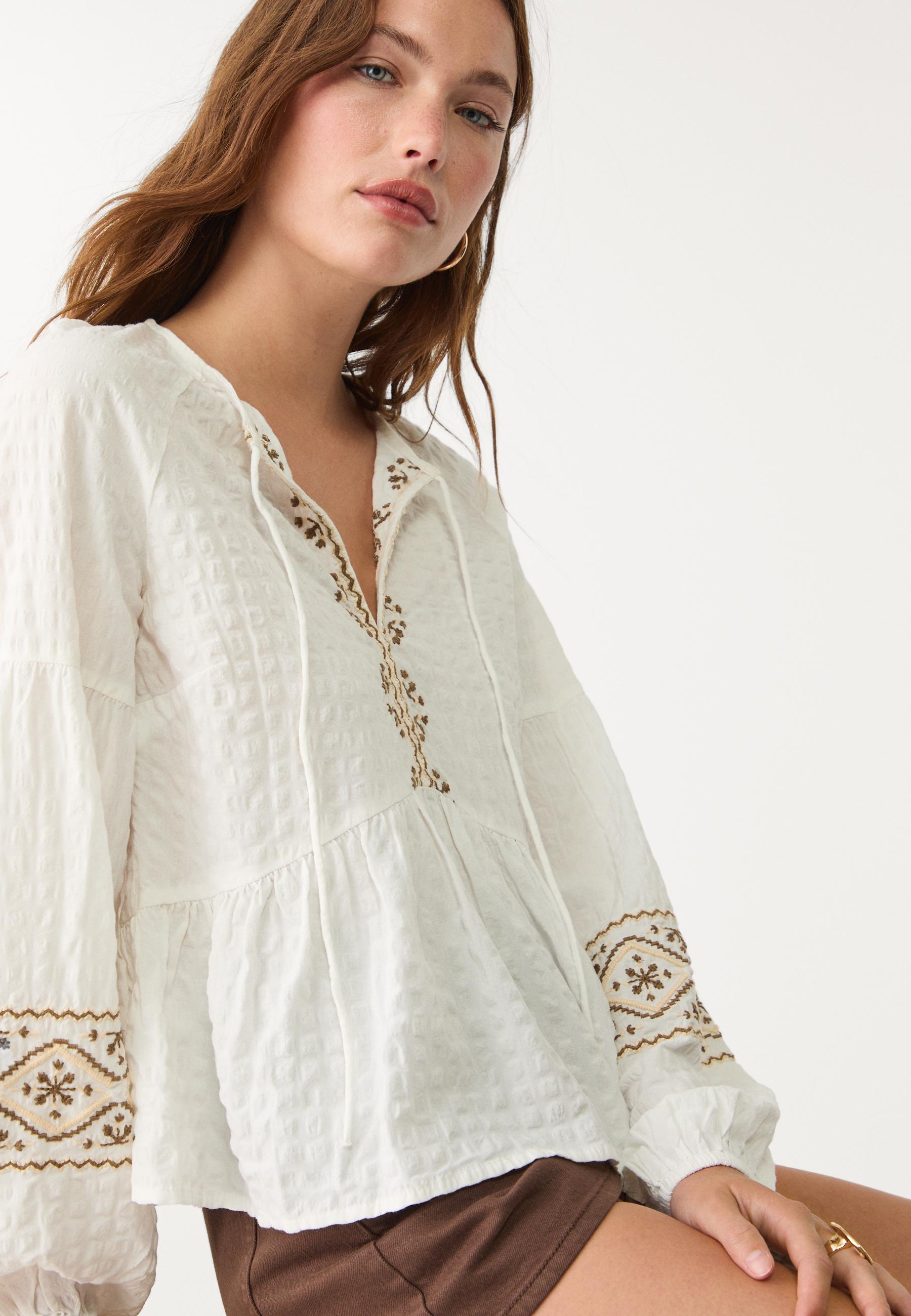 Blusa fluida bordados