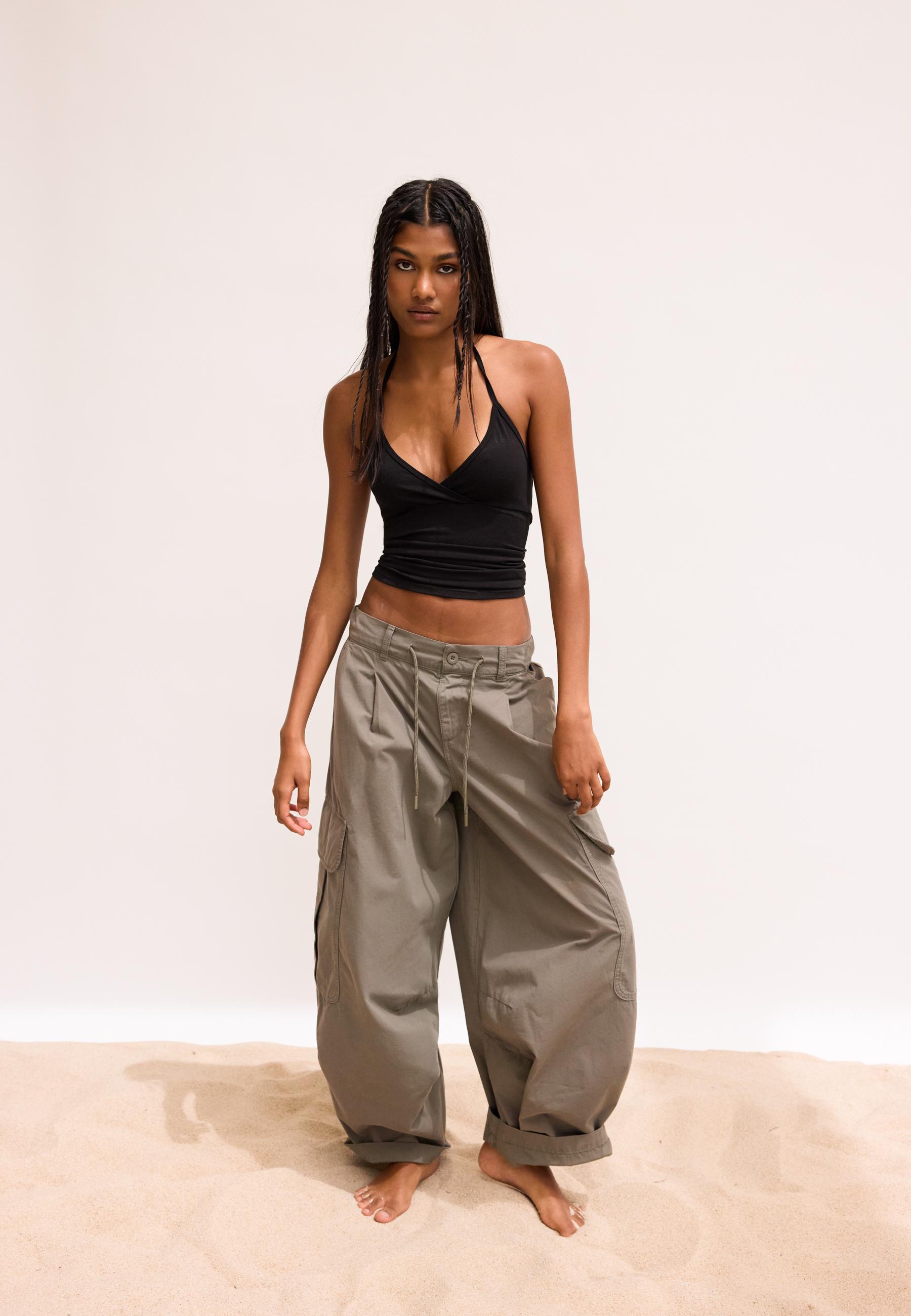 Fitted halter top — Black
