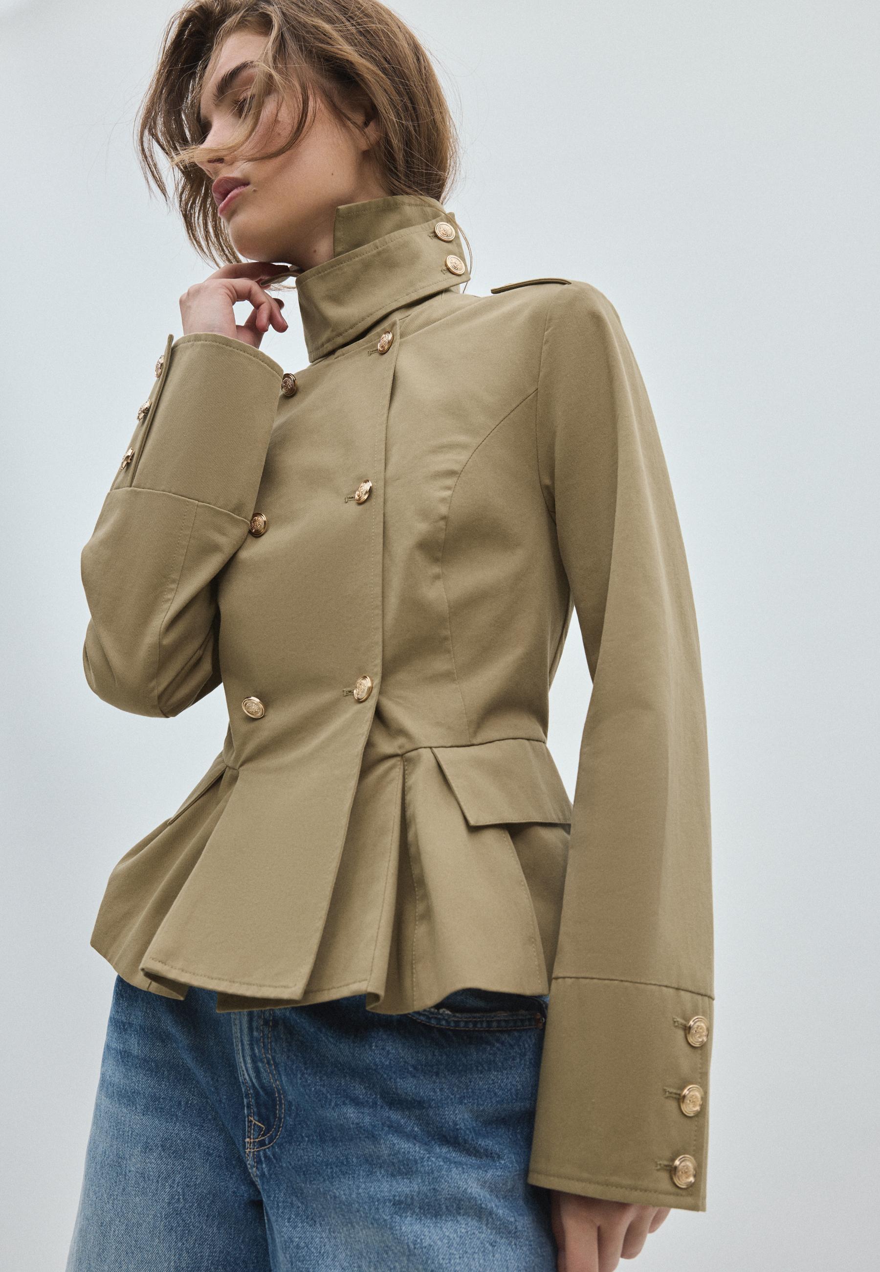 Fitted button-up blazer — Beige