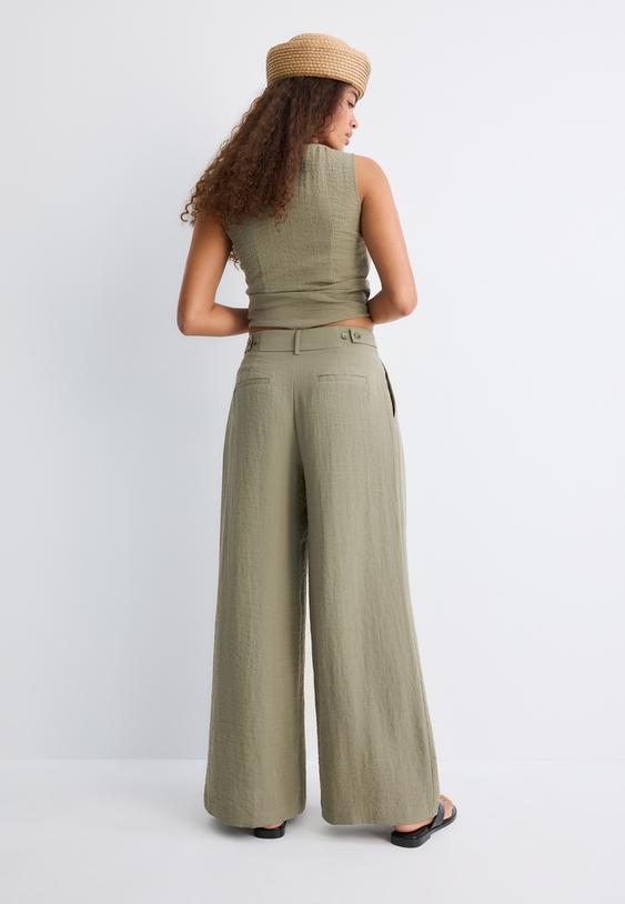 pantalon large rustique a boutons ajustables