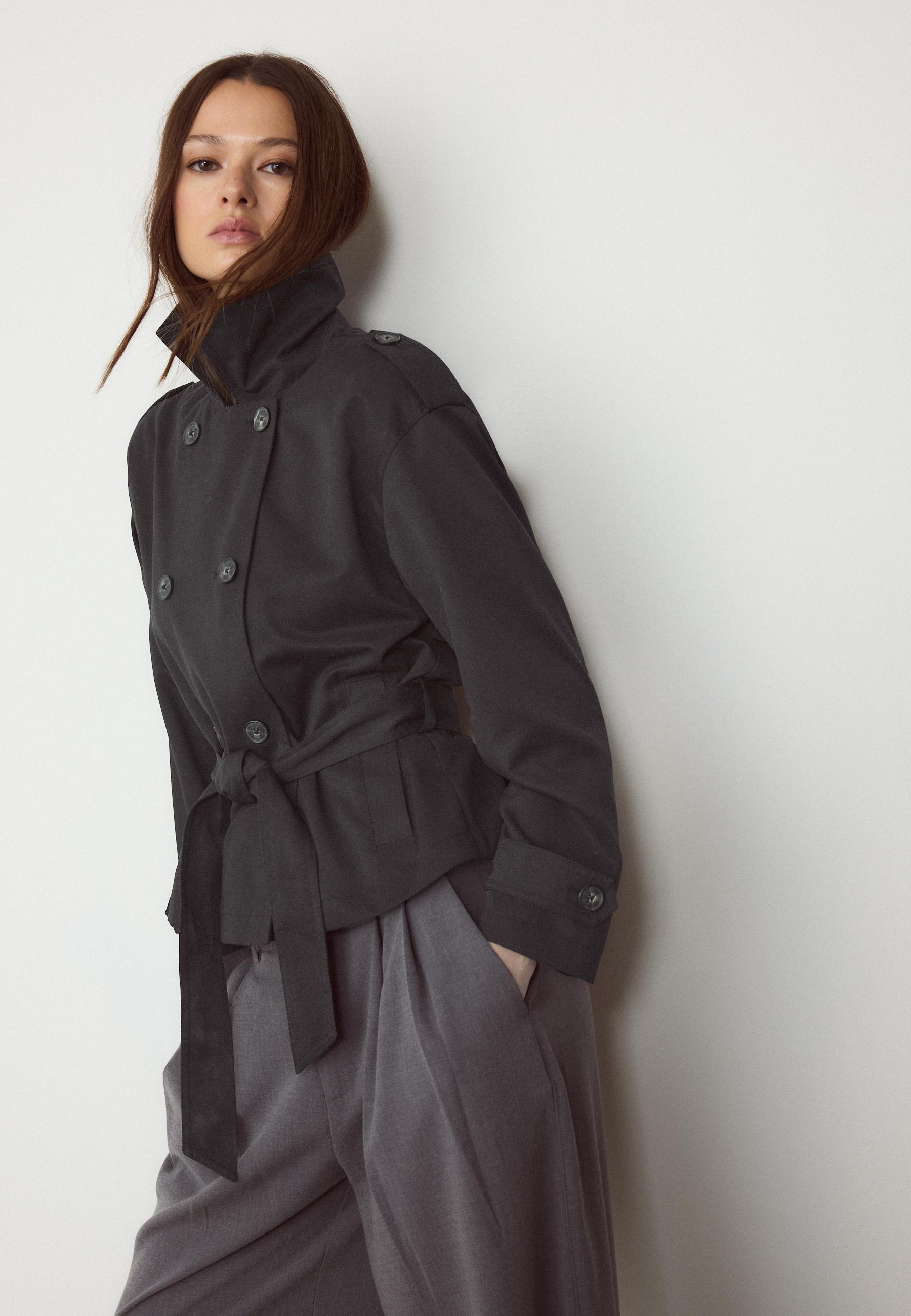 Kemerli ve dökümlü kısa trençkot - Görsel 3