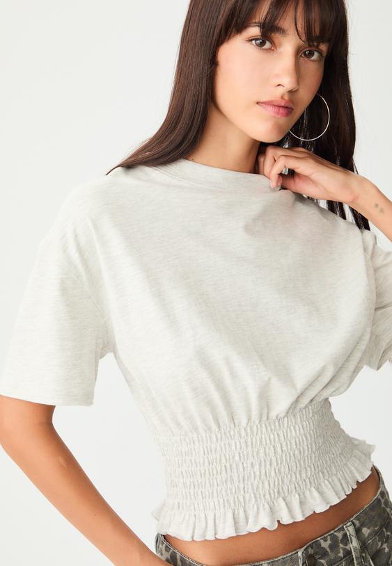 camiseta cuerpo fruncido