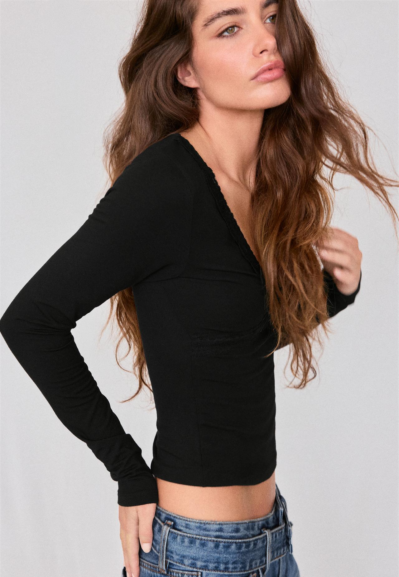 Long sleeve lace V-neck top — Black