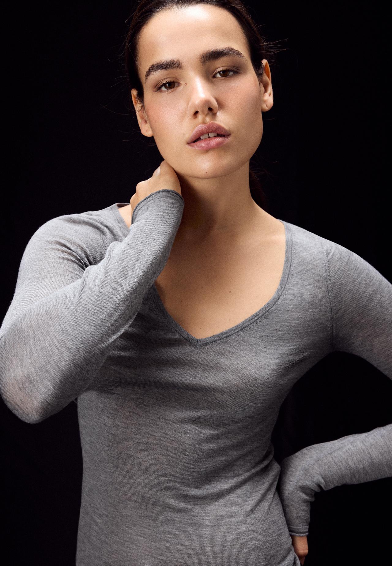 Basic wool and silk V-neck sweater — Grey melange