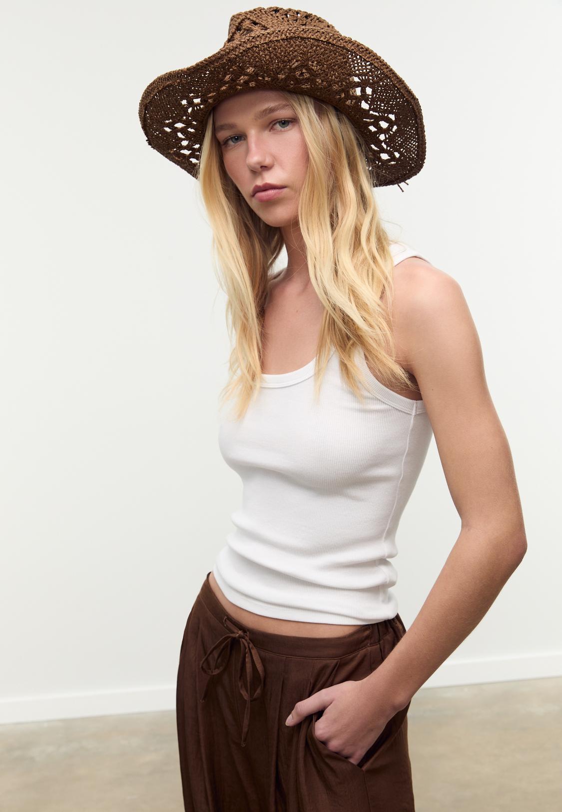 Moda De Stradivarius Stradivarius Vende El Pantalón Blanco De