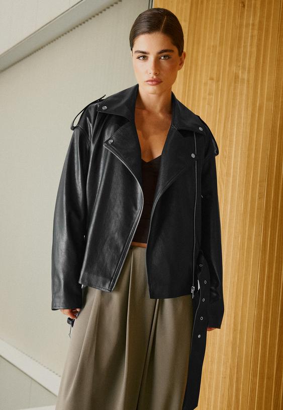 bikerjacke-aus-kunstleder-mit-gurtel
