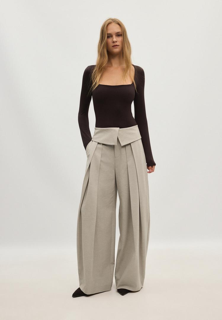 Stradivarius Hlače Širokih Nogavica S Preklopljenim Strukom Beige 32