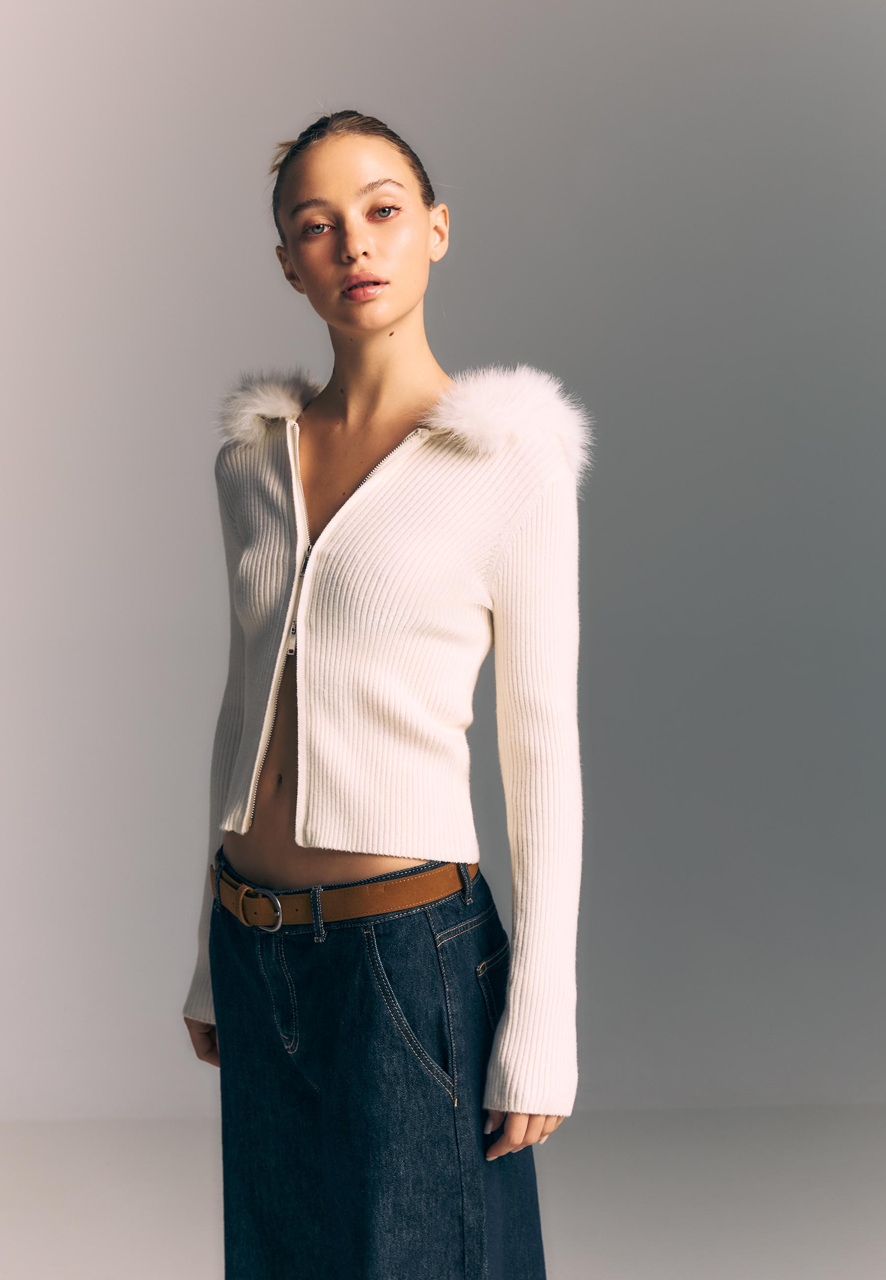 Gilet en maille à capuche fausse fourrure - Mode femme | Stradivarius France