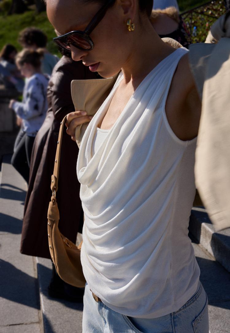 Stradivarius Top S Dvojitou Vrstvou A Řaseným Výstřihem Vanilla S